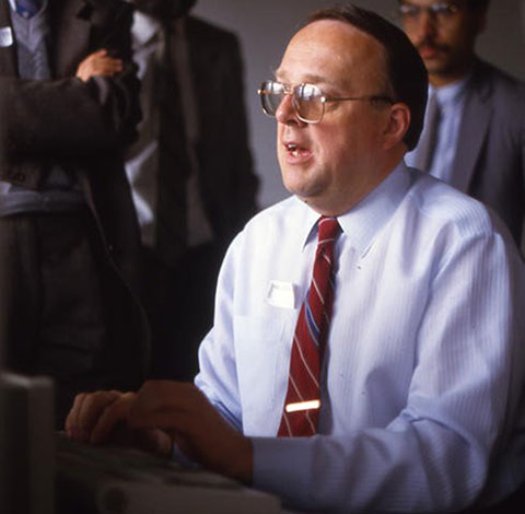 John Swanson arbeitend am Computer