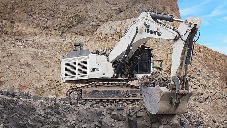 Mining excavator with combustion engine