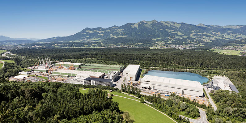 Das Betriebsgelände des Liebherr-Werks in Nenzing in Vorarlberg, Österreich