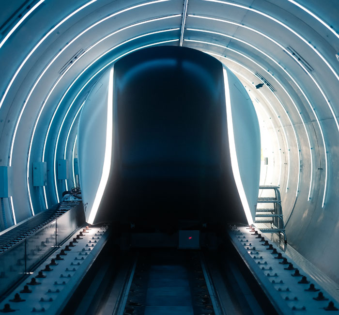 Der TUM Hyperloop Demonstrator von innen: Die Wechselwirkung statischer und transienter elektromagnetischer Felder sowie deren Regelung durch geeignete Sensorik und Regelungsalgorithmen erlaubt eine millimetergenaue Positionierung des Pods in der Vakuumröhre.