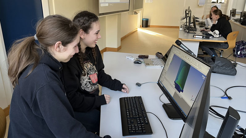 Sophie and Leonie from the mechanical engineering department of HTL Weiz carry out a static-thermal analysis on a gas turbine blade in ANSYS Workbench