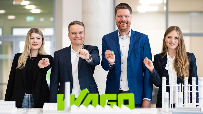 The goal of Karsten Stoll (2nd from left) and his team is to ensure and expand WAGO's competitiveness through consistent digitalization.